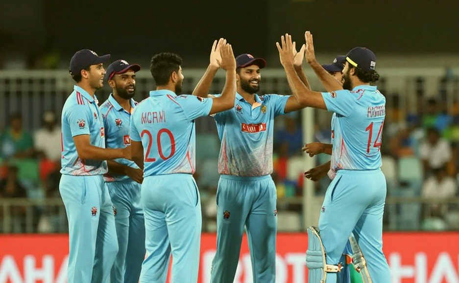নিলামের হাতুড়ি, দুই বছরের নিষেধাজ্ঞা আর একটা শহরের বুকের ওজন